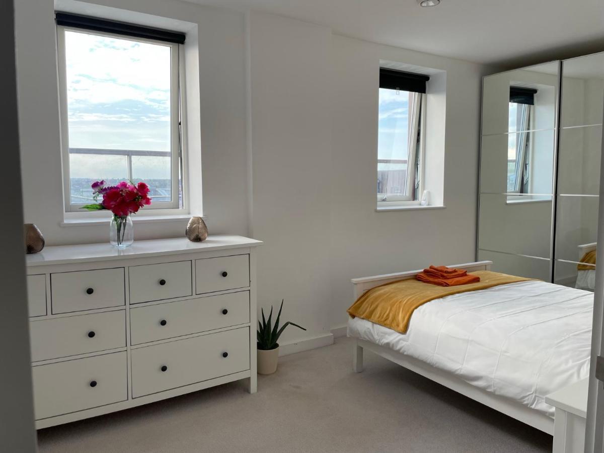 Modern & Spacious Penthouse In North London Apartment Екстериор снимка